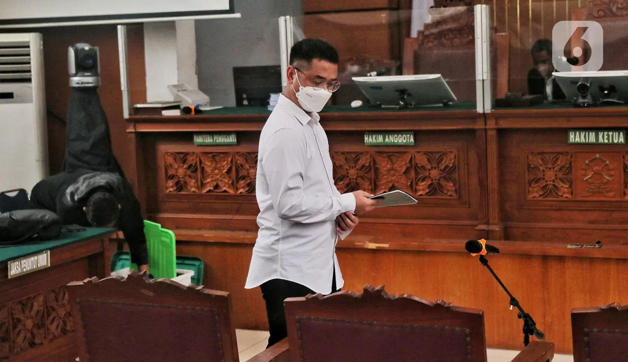 Terdakwa Irfan Widyanto memasuki ruangan sidang  dalam perkara  kasus merintangi penyidikan atau 'obstruction of justice' pembunuhan berencana terhadap Brigadir Nopriansyah Yosua Hutabarat atau Brigadir J di Pengadilan Negeri Jakarta Selatan, Kamis (10/11/2022). Irfan disangkakan terlibat perkara ini karena diduga menjadi kepanjangan tangan Ferdy Sambo dalam mengambil dan merusak CCTV di sekitar Komplek Polri. (Liputan6.com/Angga Yuniar)