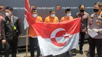 Tiga tersangka anggota NII pengibar bendera sekaligus propaganda makar melalui media sosial September lalu, berhasil ditangkap Polres Garut, Jawa Barat. (liputan6.com/Jayadi Supriadin)