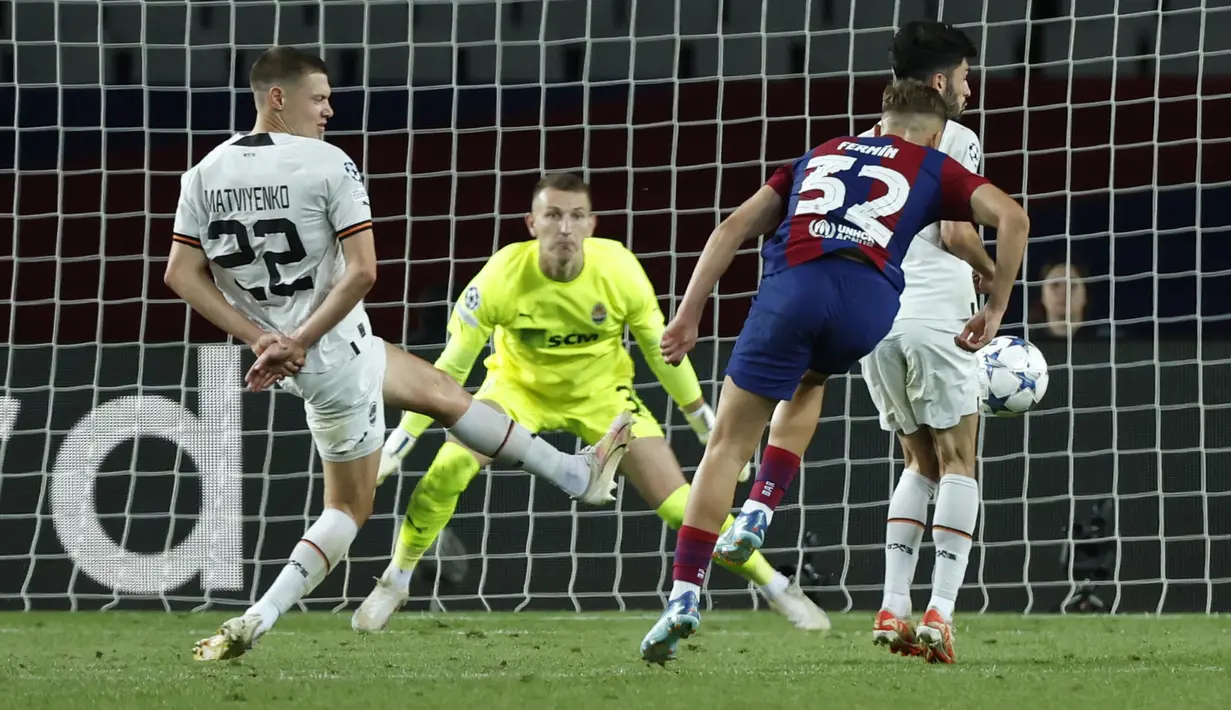 Pemain Barcelona, Fermin Lopez, melepaskan tendangan saat melawan Shakhtar Donetsk pada laga Liga Champions, di Stadion Olimpic Lluis Companys, Rabu (25/10/2023). (AP Photo/Joan Monfort)