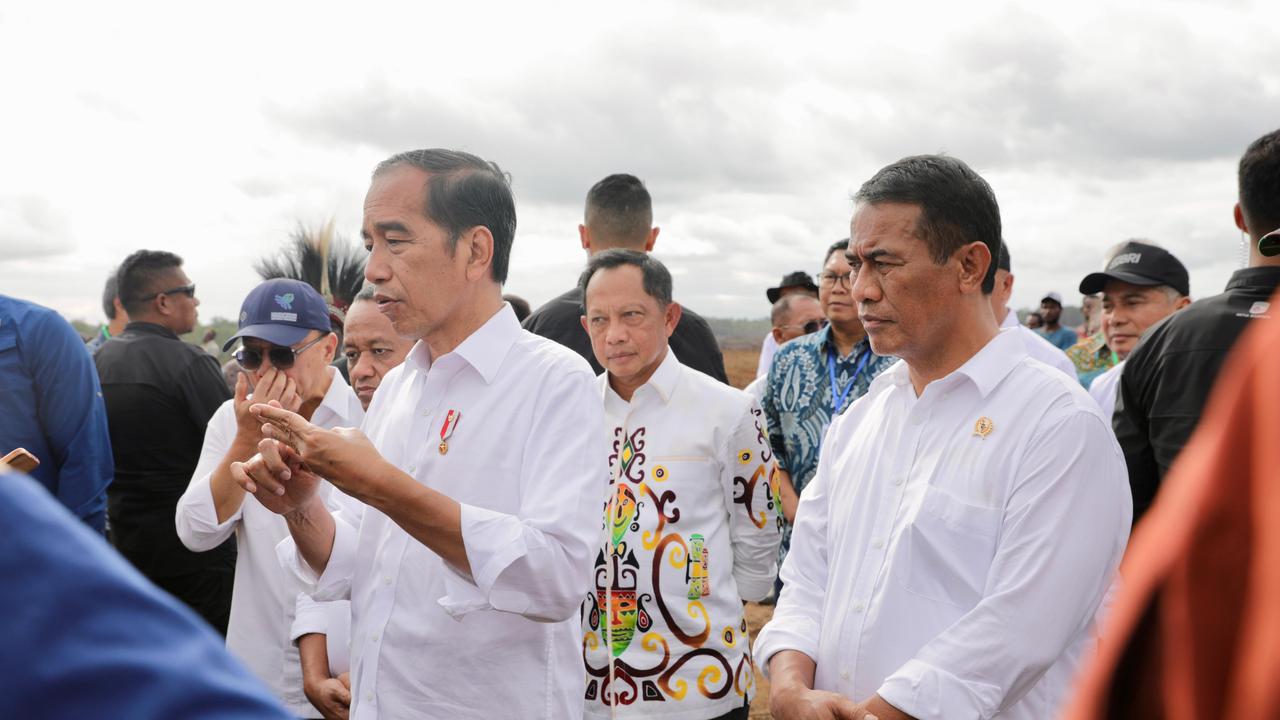 Menteri Pertanian (Mentan) Andi Amran Sulaiman bersama Presiden Joko Widodo (Jokowi) menginspeksi langsung pengembangan lahan pertanian modern di Distrik Kurik, Kabupaten Merauke, Selasa (23/7) (Istimewa)