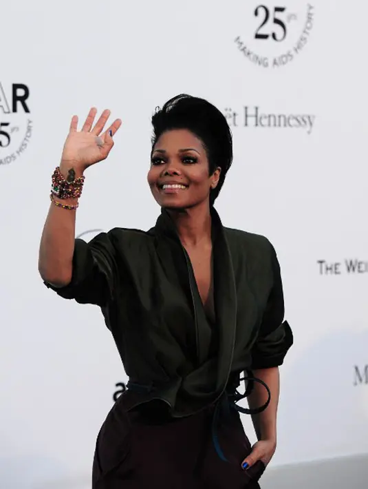 Melansir Ace Showbiz, tepat di tanggal 16 Mei 2017 Janet berulang tahun yang ke 51 tahun dan ia mendapat hadiah dari Wissam berupa 100 tangkai bunga mawar yang dipadukan dengan bunga anggrek. (AFP/Bintang.com)