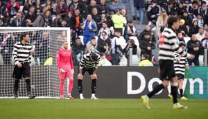 Para pemain Juventus tampak kecewa setelah Como mencetak gol selama pertandingan Serie A Italia antara Juventus dan Como di Turin, Italia, Sabtu, 21 Februari 2026. (Marco Alpozzi/LaPresse via AP)