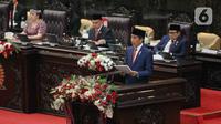 Presiden Joko Widodo menyampaikan pidato pengantar RUU tentang APBN tahun anggaran 2024 beserta nota keuangannya pada rapat Paripurna DPR pembukaan masa persidangan I DPR tahun sidang 2023-2024 di Gedung Nusantara, Kompleks Parlemen, Senayan, Jakarta, Rabu (16/8/2023). (Liputan6.com/Faizal Fanani)