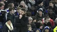 Pelatih Middlesbrough, Michael Carrick, mengamati permainan anak asuhnya dalam laga leg kedua semifinal Carabao Cup 2023/2024 yang digelar di Stamford Bridge, Rabu (24/1/2024). (AP Photo/Kin Cheung)