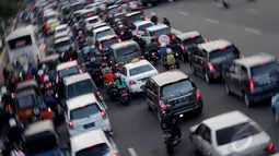 Kenaikan pajak kendaraan bermotor diharapkan dapat memenuhi target Pendapatan Asli Daerah (PAD) DKI Jakarta yang diperkirakan mencapai Rp34-36 triliun, Rabu (14/1/2015). (Liputan6.com/Faizal Fanani)