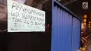 Kertas informasi penutupan tertempel di dinding salah satu kios di Pasar Tanah Abang, Jakarta, Selasa (27/6). Dalam rangka libur lebaran, Pasar Tanah Abang tutup mulai Minggu (25/7) hingga buka kembali pada tanggal 3 Juli 2017. (Liputan6.com/Johan Tallo)