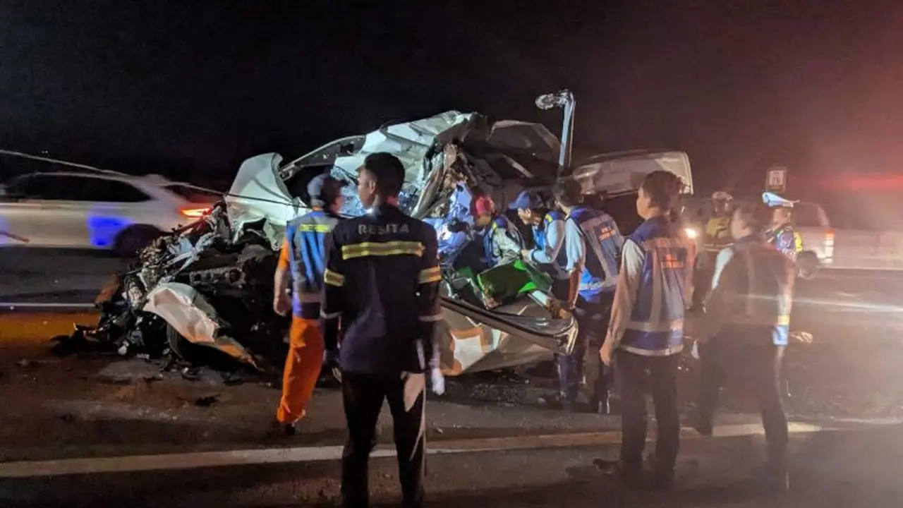 Mikrobus Hantam Truk di Tol Pandaan-Malang