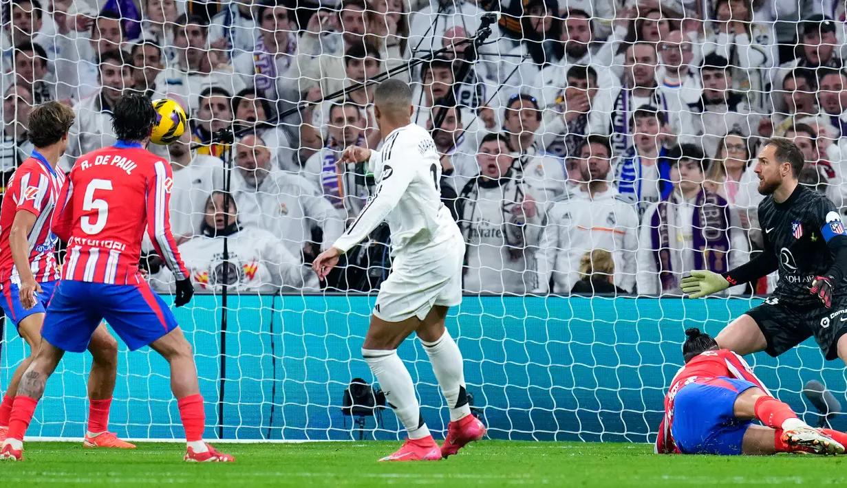 Dalam laga ini, Real Madrid unggul mutlak dalam hal jumlah tembakan. Real Madrid mencatatkan total 23 shots, sedangkan Atletico Madrid 10 shots. (AP Photo/Manu Fernandez)