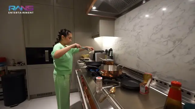 [Fimela] Nagita Slavina masak