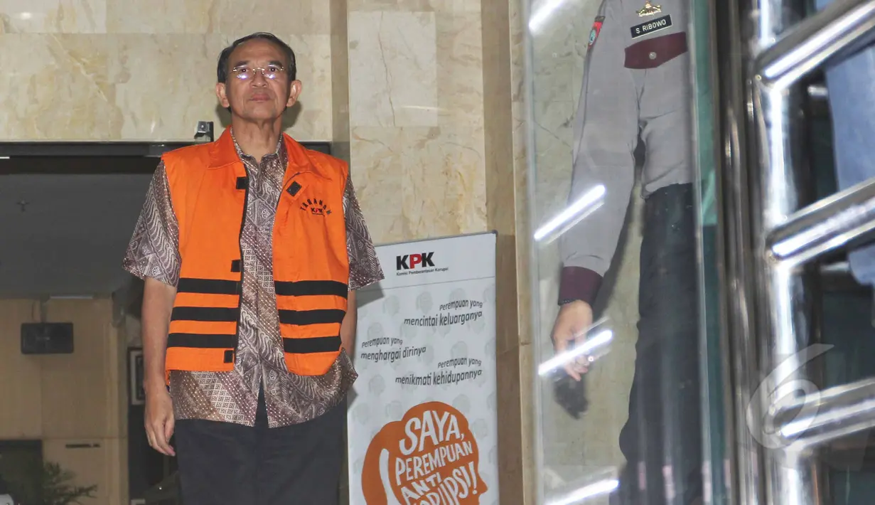 Suryadharma Ali usai menjalani pemeriksaan lanjutan di gedung KPK, Jakarta, Rabu (13/5/2015). SDA diperiksa terkait dugaan kasus korupsi penyelenggaraan ibadah haji tahun 2010-2011. (Liputan6.com/Helmi Afandi)
