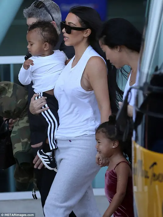 Liburannya kali itu ternyata keluarga Kardashian yang lainnya pun turut bersama Kim dan anak-anaknya. Terlihat Kris Jenner, ibu Kim Kardashian dan saudara perempuannya yang lain, Khloe dan Kourtney Kardashian serta Kylie Jenner. (doc.dailymail.com)