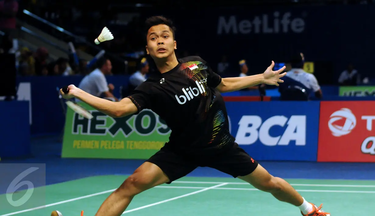 Pebulutangkis tunggal putera Indonesia Anthony S Ginting berusaha mengembalikan bola saat melawan Jan O Jorgensen (Denmark) di BCA Indonesia Open 2016, Istora Senayan, Rabu (1/6/2016). Anthony S Ginting kalah 20-22, 23-25 (Liputan6.com/Helmi Fithriansyah)