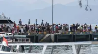 Sejumlah turis bersiap menaiki kapal penyeberangan di Pelabuhan Gili Trawangan, Pemenang, Lombok Utara pada Jumat (13/10/2023)