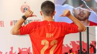 Oliver Bias menjadi pemain anyar kelima yang diperkenalkan Tim Macan Kemayoran untuk BRI Liga 1 musim ini di Persija Store, Kamis (27/7/2023) siang WIB. (Bola.com/Abdul Aziz)
