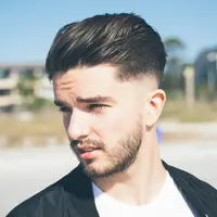 ilustrasi Tren Model Rambut Pria Terkini di 2024 yang Penuh Gaya dan Karisma/Nathan Fertig/unsplash.com