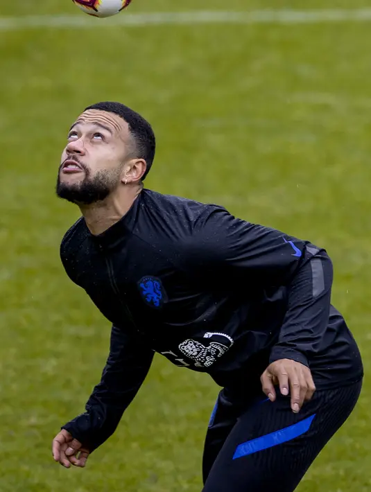 Penyerang Belanda, Memphis Depay mengontrol bola saat mengikuti sesi latihan tim di Zeist (5/10/2020). Belanda sedang mempersiapkan pertandingan eksibisi melawan Meksiko kemudian akan bertemu dengan Bosnia dan Herzegovina dan Italia di Lhe Nations League. (AFP/ANP/Olaf Kraak)