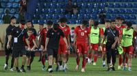 Waktu yang tersisa usai keributan tersebut tak lama. Timnas Indonesia harus mengubur mimpinya untuk melaju ke babak final SEA Games 2021 Vietnam. (Bola.com/Ikhwan Yanuar)