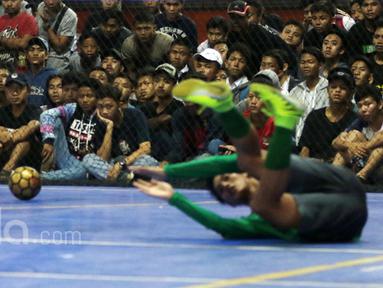 Penonton yang juga pelajar tengah serius menyaksikan Timnas Futsal Indonesia melawan Blacksteel Manokwari pada laga uji coba jelang AFF Championship 2017 Thailand di Tifosi Sport Center, Selasa (16/1/2016). Timnas menang 8-6. (Bola.com/Nicklas Hanoatubun)