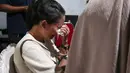 Tangis keluarga pecah saat mendengar keputusan penghentian operasi pencarian lima jurnalis dan tiga kru kapal Arupadhatu 1 di Posko SAR Nasional Carita, Pandeglang, Banten, Kamis (17/9/2026). Operasi SAR dihentikan setelah pencarian selama sepuluh hari belum menemukan tanda keberadaan delapan orang tersebut. (KLY/Budy Santoso)