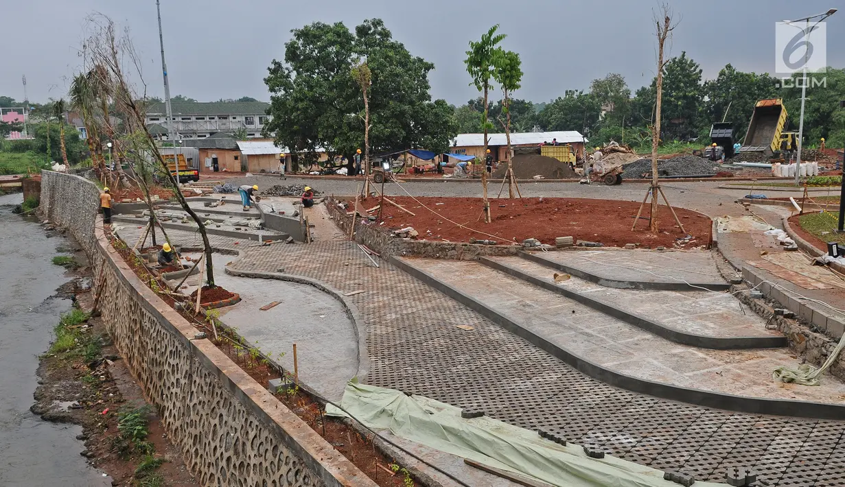 Pekerja sedang menyelesaikan area riverside  di Proyek pembangunan alun-alun kota Depok, Jawa Barat, Rabu (9/19). Proyek pembangunan alun-alun kota Depok Tahap di targetkan selesai pada akhir januari 2019 ini. (Liputan6.com/Herman Zakharia)