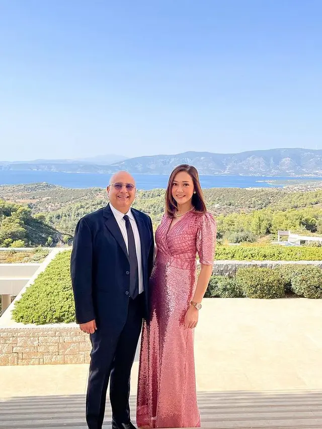 Pesona Maia Estianty Layaknya Bangsawan Kenakan Gaun Pink Saat Liburan di Yunani