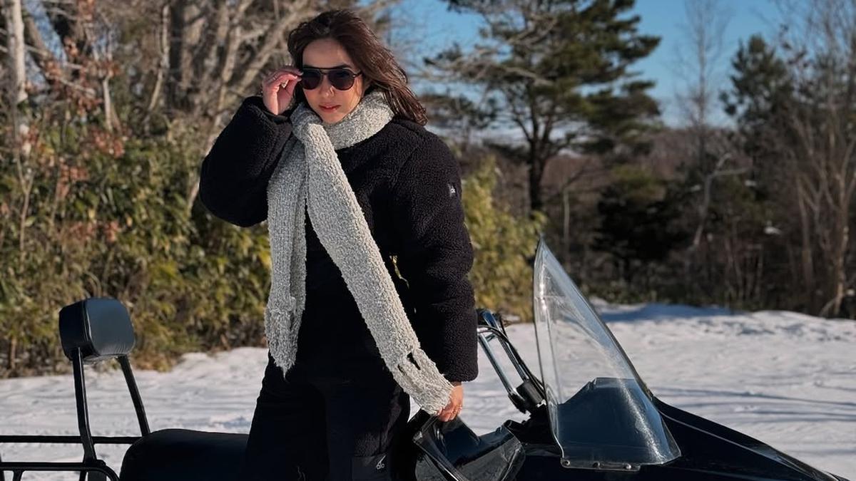 6 Gaya Edgy Serba Hitam Gisella Anastasia Liburan Awal Tahun 2025 di Sapporo