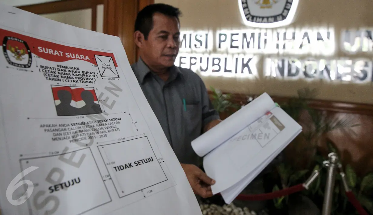 Petugas menunjukkan contoh surat suara untuk Pilkada serentak di KPU, Jakarta, Rabu (11/11). KPU akan mencetak surat suara Pilkada dari DPT di 295 Kabupaten/Kota sejumlah 96.165.966 pemilih ditambah 2% surat suara cadangan. (Liputan6.com/Faizal Fanani)