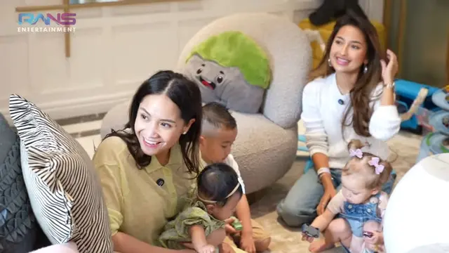 Kamari dan Rayyanza saat mereka akhirnya bertemu dalam satu frame, suasana menjadi sangat ceria (YouTube/Rans Entertainment)