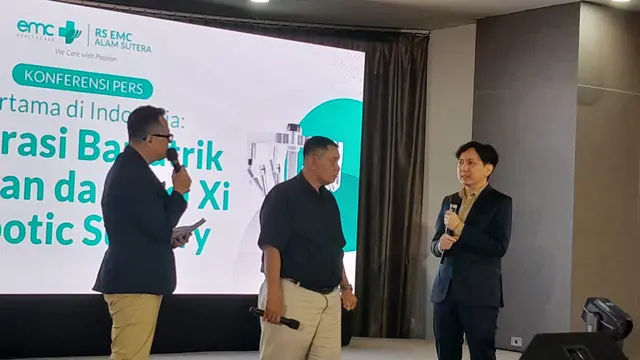 Roy (tengah) mengungkapkan pengalamannya menjalani operasi bariatrik dengan teknologi bedah robotik da Vinci Xi di RS EMC Alam Sutera.