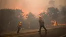 Kebakaran hutan di Pacific Palisades, sebuah kawasan perbukitan di Los Angeles melahap lebih dari lima km persegi lahan serta mengeluarkan asap tebal yang terlihat dari seluruh kota. (Apu Gomes/Getty Images North America/Getty Images via AFP)