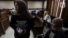 Solihah orangtua korban gangguan ginjal akut progresif atipikal (GGAPA) memegang foto anaknya saat menghadiri sidang lanjutan gugatan class action GGAPA di Pengadilan Negeri Jakarta Pusat, Jakarta, Selasa (18/7/2023). (Liputan6.com/Johan Tallo)