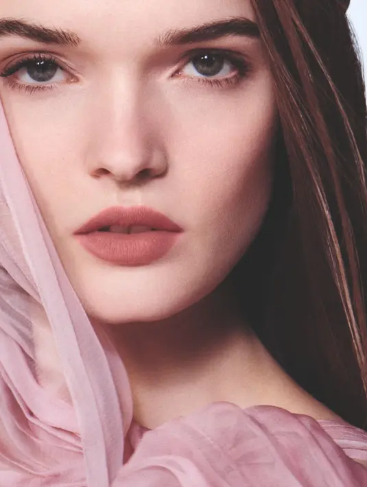 Memasuki babak baru baru di bawah arahan dari Kreatif dan Image Director Dior Makeup, Peter Philips, Rouge Dior Forever lipstik hadir dengan formula perona bibir baru. Formula baru ini memungkinkan lipstiik mampu bertahan hingga 16 jam no-transfer disertai kenyamanan hingga 16 jam.  [Dok/Dior]
