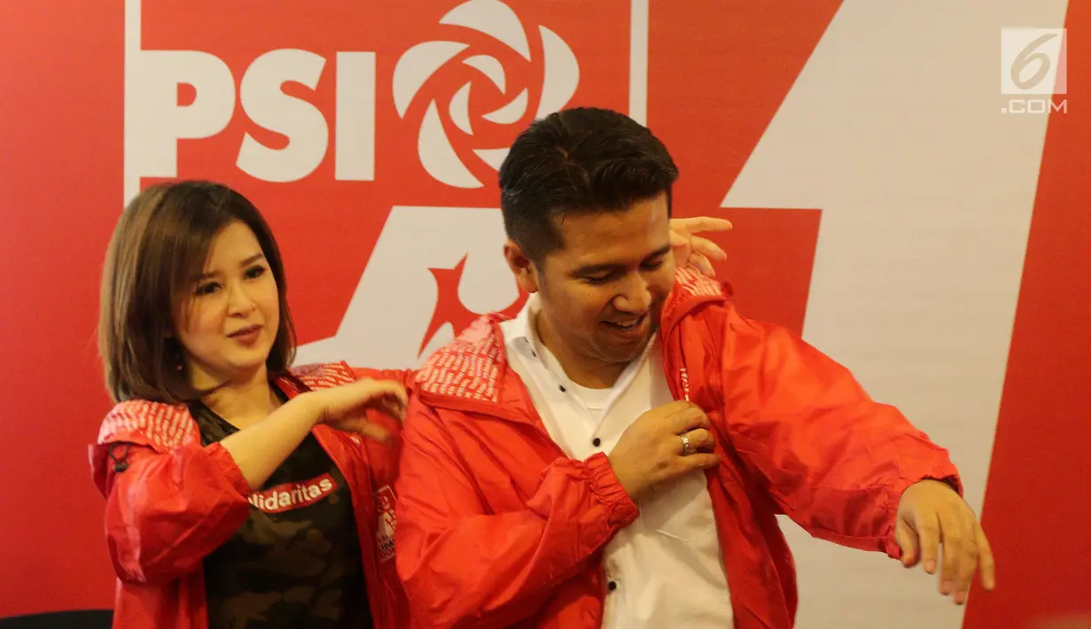 Ketua Umum PSI Grace Natalie memakaikan jaket PSI kepada  cawagub Jawa Timur Emil Dardak dalam deklarasi dukungan di Kantor DPP PSI, Jakarta Pusat, Rabu (2/5). (Liputan6.com/Johan Tallo)