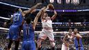 Pemain Chicago Bulls, Michael Carter-Williams (7) melakukan tembakan melewati hadangan dua pemain Oklahoma City Thunder pada laga NBA basketball game di United Center, (9/1/2017). Thunder menang 109-94. (AP/Charles Rex Arbogast)