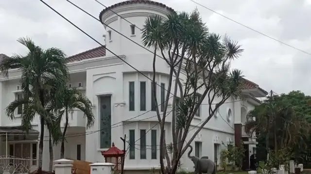 Bagian Luar Rumah Eko Patrio