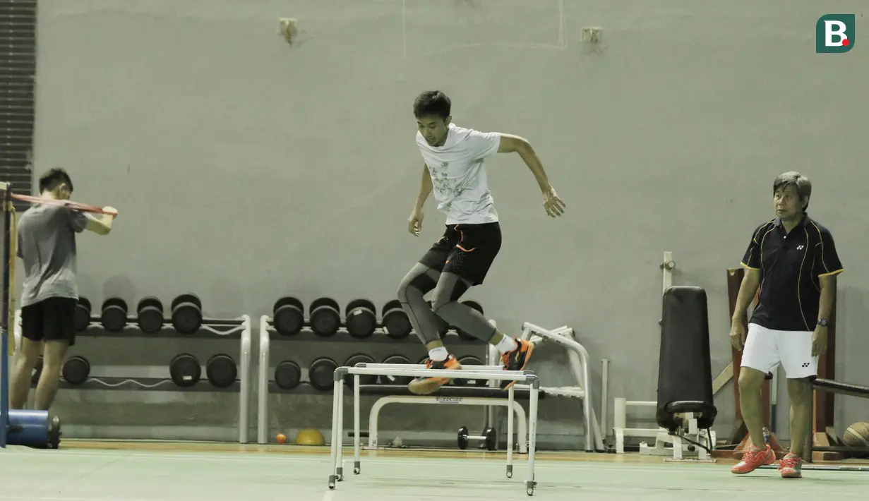 Pelatih Ganda Putra PBSI, Herry Iman Pierngadi, saat memantau latihan fisik di Pelatnas Bulutangkis, Cipayung, Jakarta, Senin (7/5/2018). Latihan tersebut untuk persiapan jelang Piala Thomas pada 20-27 Mei 2018 di Thailand. (Bola.com/M Iqbal Ichsan)