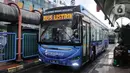 Bus listrik Transjakarta tiba di Terminal Blok M, Jakarta, Kamis (4/11/2021). Uji coba bus listrik Transjakarta dilakukan seiring pemberlakuan PPKM Level 1 di Jakarta dengan menerapkan protokol kesehatan serta menunjukkan sertifikat vaksinasi COVID-19. (merdeka.com/Iqbal S. Nugroho)