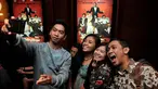 Sambil menunggu studio dibuka, penonton ini asyik selfie di depan poster film  saat Premier Film The Wedding Ringer, Jakarta, Selasa,(17/2/2015) (Liputan6.com/Johan Tallo)