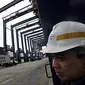 Seorang petugas memperhatikan simulasi bongkar muat peti kemas saat peresmian 12 Rubber Tyred Gantry Crane, di terminal peti kemas Jakarta International Container Terminal, Tanjung Priok.(Antara)