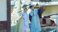 Bona WJSN dan Cha Hak Yeon dalam foto behind the scene drakor Joseon Attorney. (Foto: MBC via Soompi)