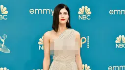 Alexandra Daddario tiba pada Primetime Emmy Awards 2022 di Microsoft Theater, Los Angeles, Amerika Serikat, 12 September 2022. Didesain dengan korset satu bahu berkerut dan rok semi-tipis, gaun berjaring ini dihiasi dengan tetesan kristal yang mengalir. (Photo by Richard Shotwell/Invision/AP)