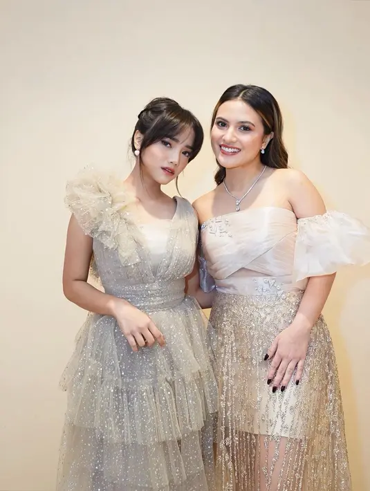 Fuji dengan tatanan rambut disanggul dan Marsha Aruan dengan rambut yang digerai, bintang film Bukan Cinderella dan Tembang Lingsir ini pancarkan pesonanya tersendiri. Selain sama-sama dipuji cantik, Fuji dan Marsha Aruan dipuji sama-sama punya attitude atau perilaku yang baik. Tak hanya itu, netizen pun menyebut Fuji mirip dengan Acha Septriasa dan Marsha mirip dengan Pevita Pearce. (Liputan6.com/IG/@fuji_an)