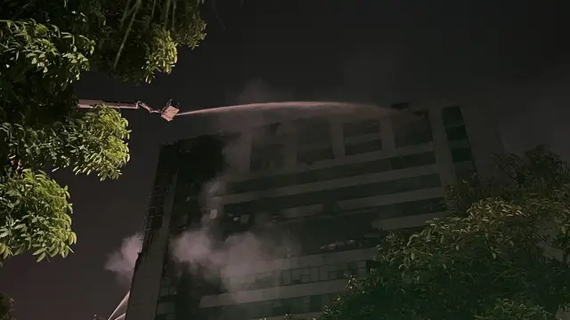 Damkar Evakuasi Korban Tak Sadarkan Diri dari Lantai 15 Gedung Bapenda DKI yang Terbakar