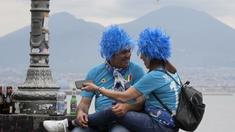 Sepasang fans Napoli bersukacita diluar stadion setelah tim kesayangannya mencetak gol ke gawang Salernitana pada menit ke-62. (AP Photo/Gregorio Borgia)