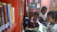 Perpustakaan baca sekaligus tempat belajar bersama anak - anak Kampung Sinau Kota Malang (Liputan6.com/Zainul Arifin)
