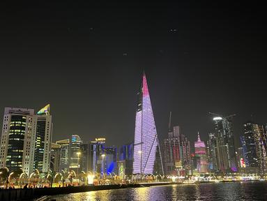 Sebagai tuan rumah Piala Dunia 2022, Qatar memiliki ragam pilihan destinasi wisata untuk memanjakan para pengunjung selama penyelenggaraan pesta sepak bola dunia empat tahunan tersebut. Salah satu destinasi tersebut adalah Corniche, sebuah kawasan area umum untuk pejalan kaki yang berada di tepi laut. Bola.com pun berkesempatan menikmati susana malam di kawasan Corniche di sela-sela meliput perhelatan akbar Piala Dunia 2022. Penasaran? Berikut suasananya dan selamat menikmati. (Bola.com/Ade Yusuf Satria)