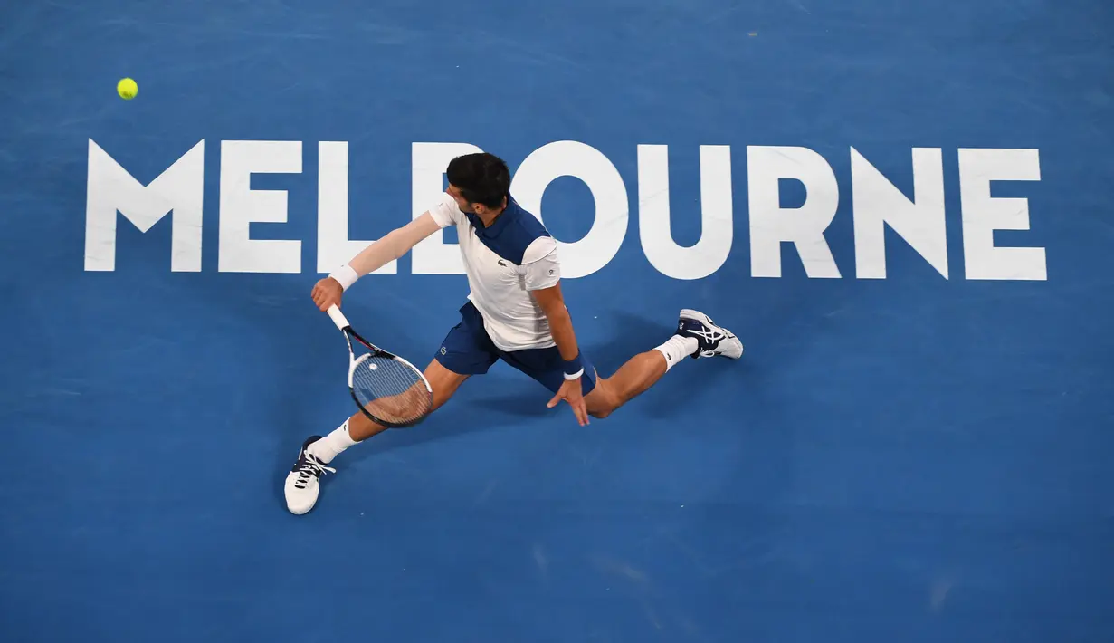 Gaya Novak Djokovic melakukan backhand ke arah petenis Korea, Hyeon Chung pada ajang Australia Terbuka 2018 di Melbourne,  (22/2/2018). Djokovic kalah 6-7, 5-7, 6-7. (AFP/William West)