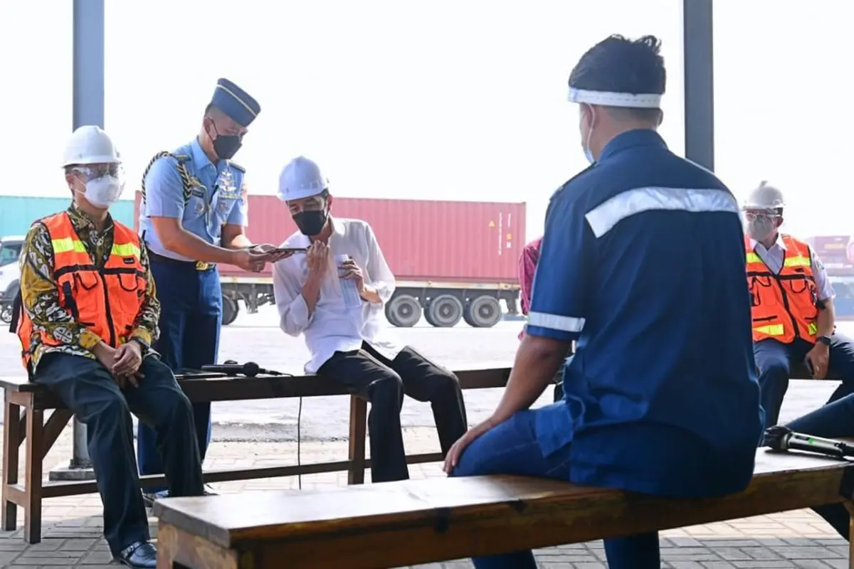 Presiden Joko Widodo (Jokowi) Mengunjungi Terminal Peti Kemas Koja, Kamis (10/6/ 2021). (Foto: Muchlis Jr - Biro Pers Sekretariat Presiden)