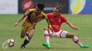 Bek Persija, M Rezaldi Hehanusa (kanan) berebut bola dengan pemain Mitra Kukar di lanjutan Liga 1 Indonesia di Stadion Patriot Candrabhaga, Bekasi, Minggu (14/5). Laga kedua tim berakhir imbang 1-1. (Liputan6.com/Helmi Fithriansyah)