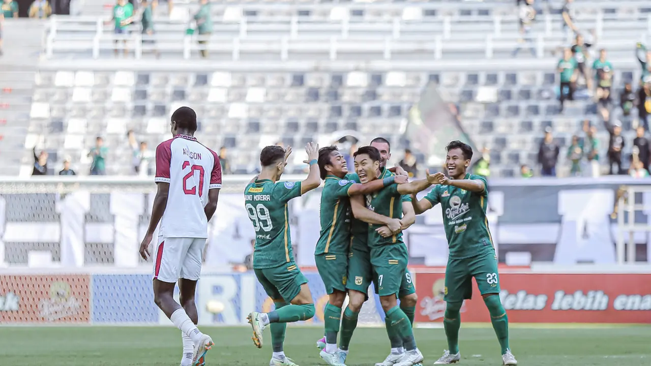 Para pemain Persebaya merayakan kemenangan saat melawan PSM di Stadion GBT Surabaya (persebaya.id)